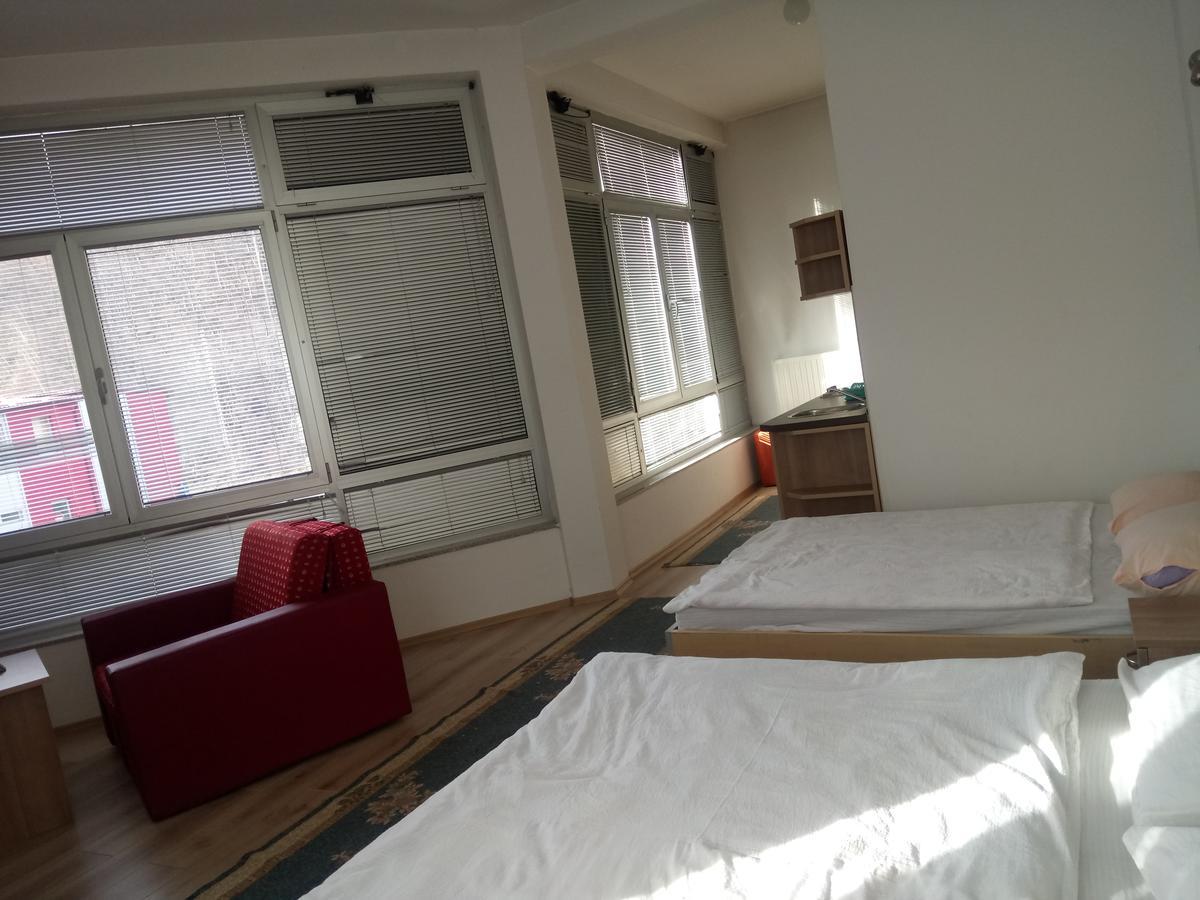 Hotel Seos Hadzici Екстер'єр фото