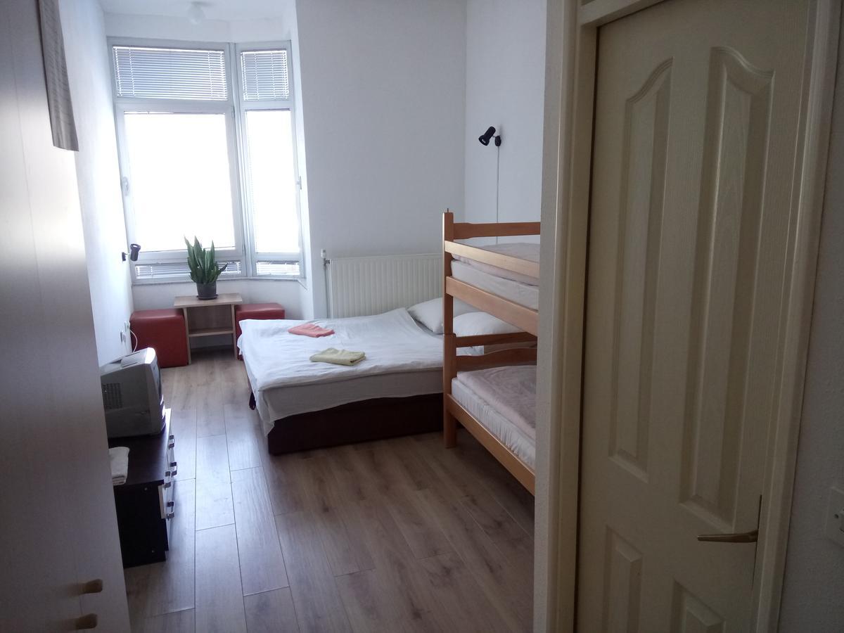 Hotel Seos Hadzici Екстер'єр фото